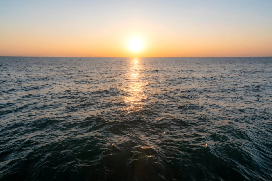 Klidná hladina modrého oceánu symbolizující trh bez konkurence.